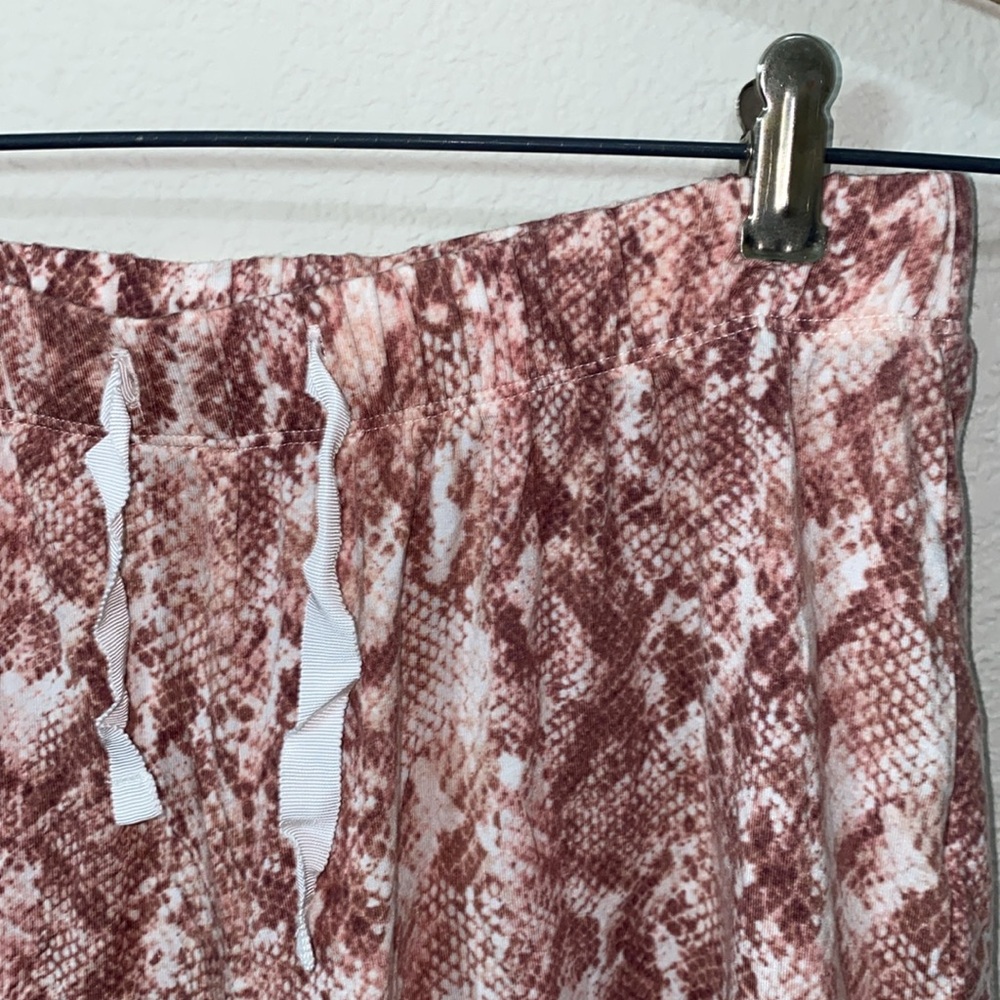🐆Adorable Victoria Secret Women's Pink Snake Print Shorts! - Picture 2 of 8